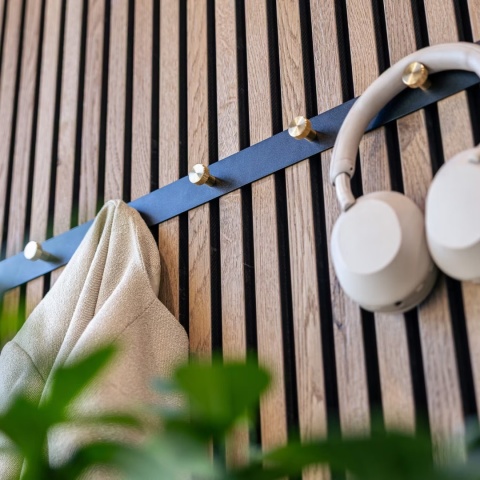 WoodUpp®CREATE | Wieszak na ubrania 5x - Czarny / Mosiądz